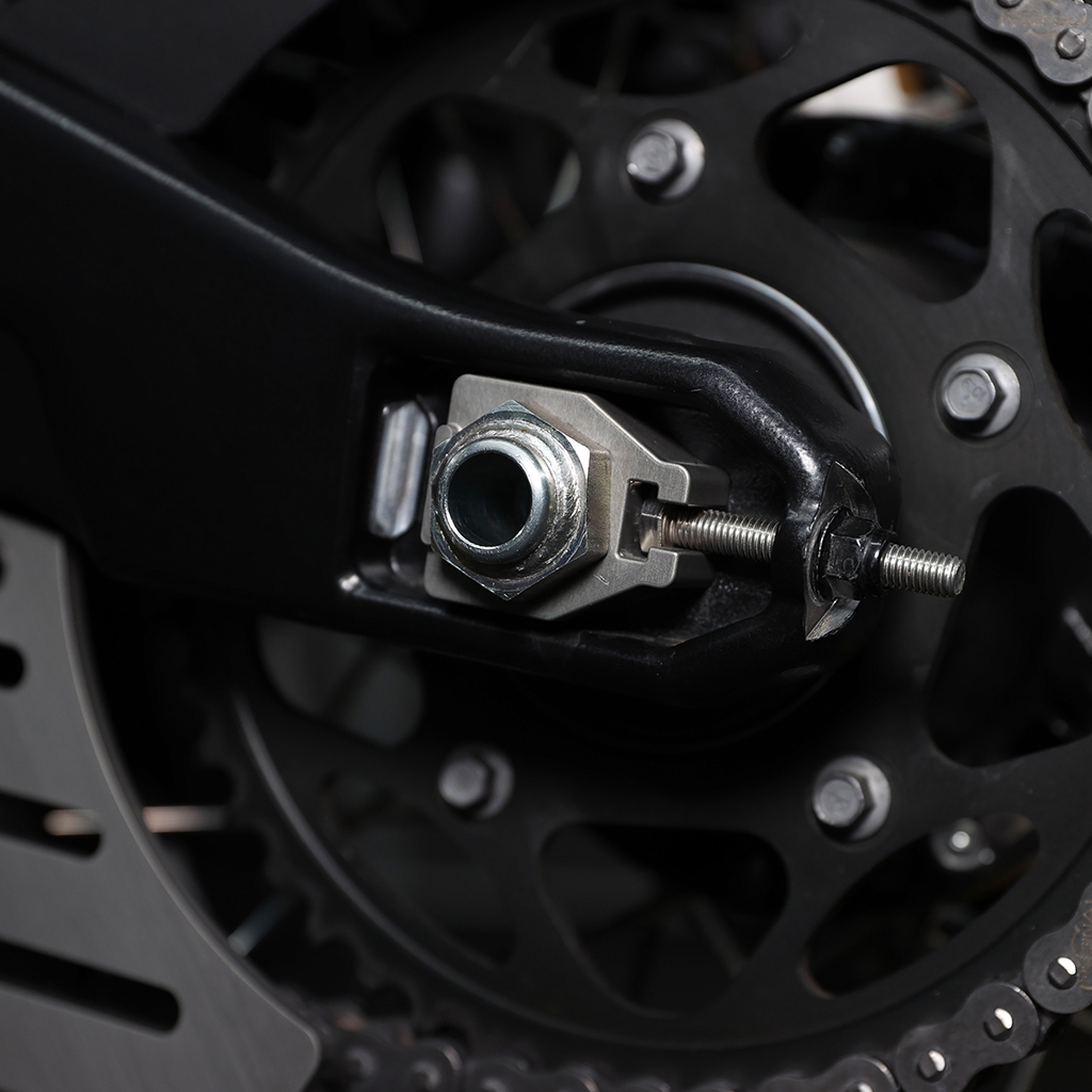 Montagebeispiel Dynojet Kettenspanner für Harley Davidson Pan American