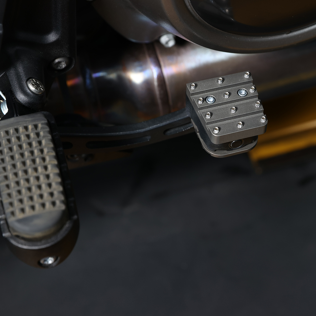 Montagebeispiel Dynojet Fußbremshebelauflage für Harley Davidson Pan America