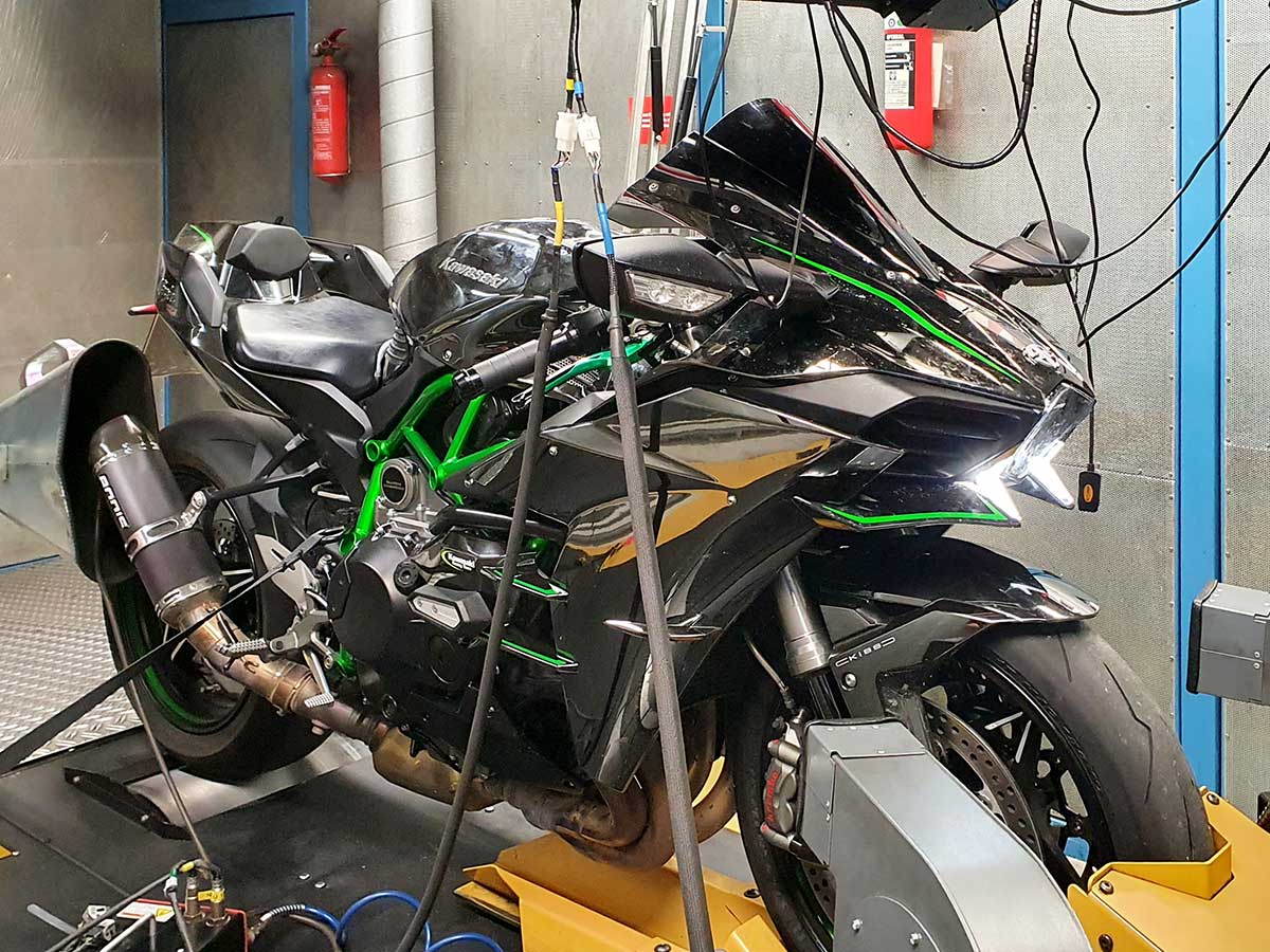 Powercommander Abstimmungsarbeiten mit dem Dynojet 250ix Leistungsprüfstand bei micron