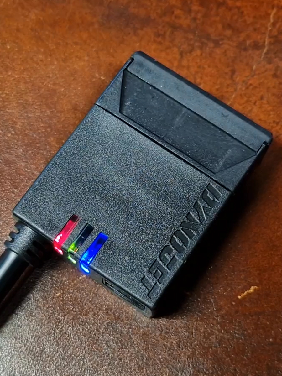 Leuchtdioden am Power Vision 4 zeigen den aktuellen Status an