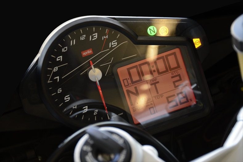Cockpit mit GPS-Empfänger Laptronic für Laptimer in den Serieninstrumenten von Aprilia RSV4 und Tuono bis 2016