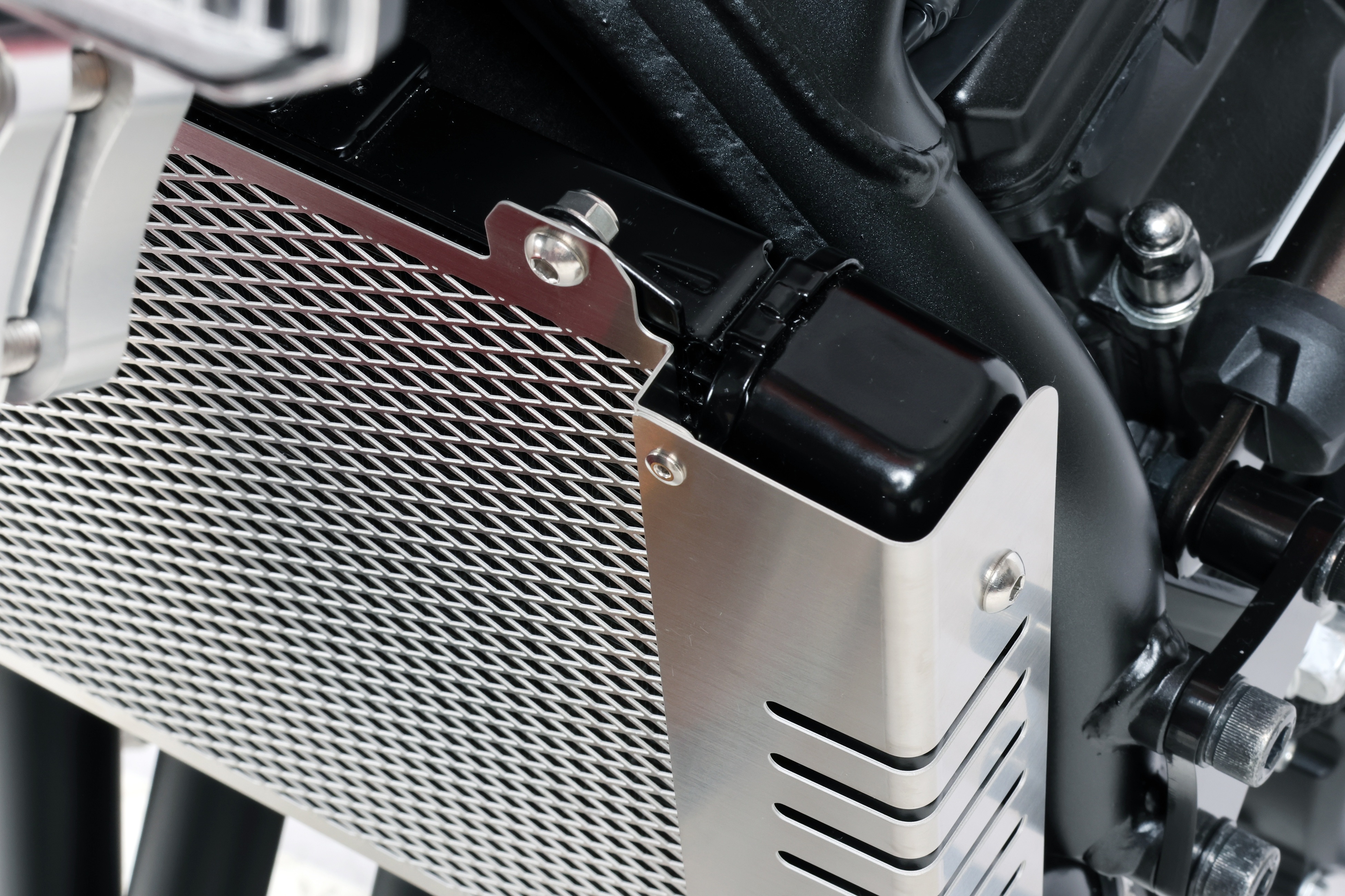 Schutz der Kühlerseiten durch das Active Kühlergitter für Honda CB 1000 F 26-