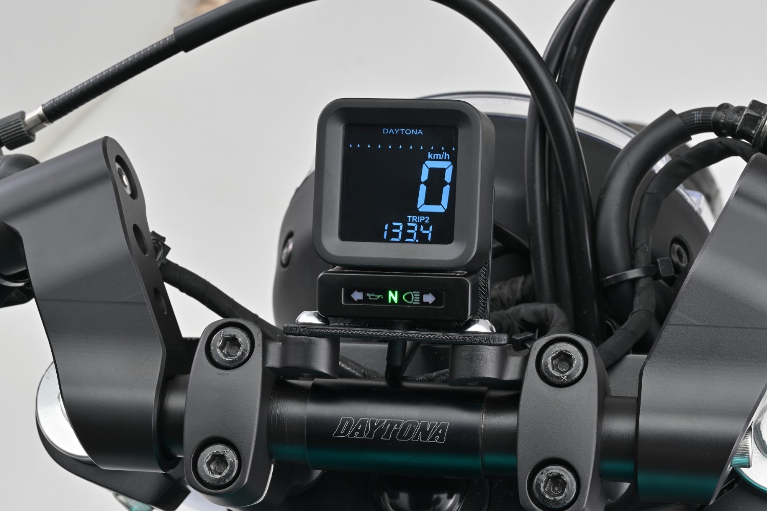 CUBE LCD-Cockpit schwarz mit Tacho und Drehzahlmesser von Daytona
