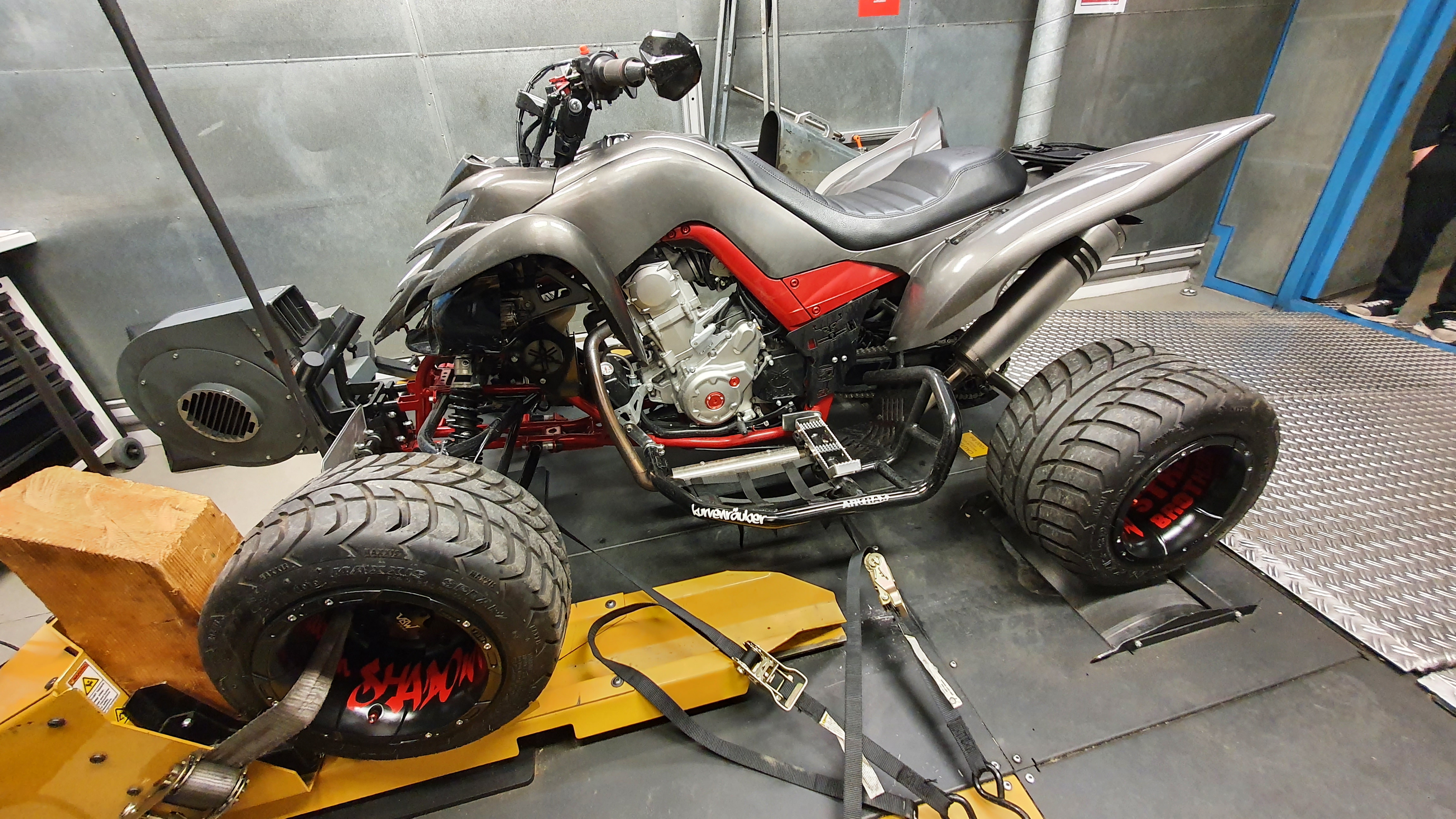 Leistungsmessungen und Abstimmungen von Quads und Trikes auf unserem Dynojet-Leistungsprüfstand