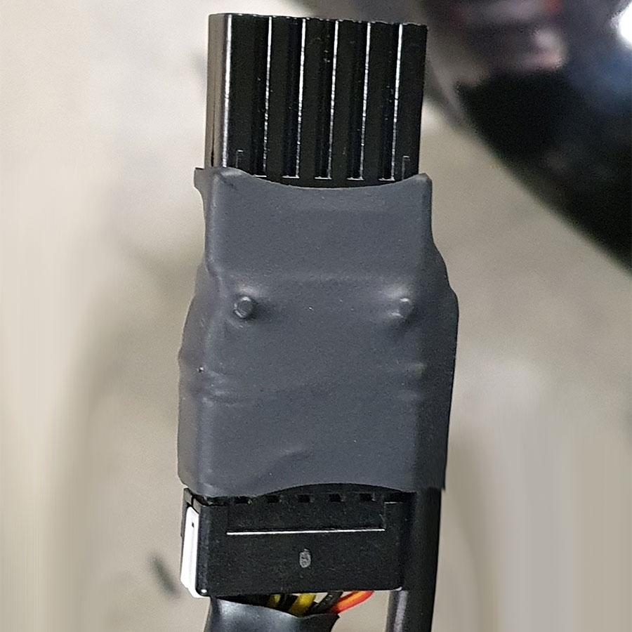 Stecker des Yamatronic verbunden an den Serienstecker der Yamaha YZF R1